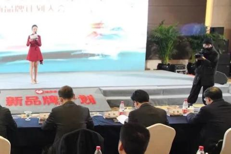 想了解如何在拼多多互助网站上获取微信助力群的二维码，以便轻松参与活动吗？