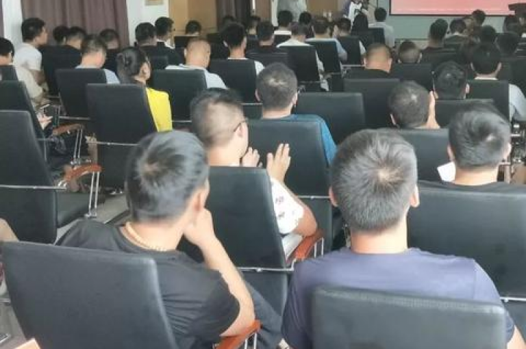 拼多多的助力活动通常无法直接设置禁止，但可以通过调整隐私设置或限制应用权限来间接阻止助力请求。