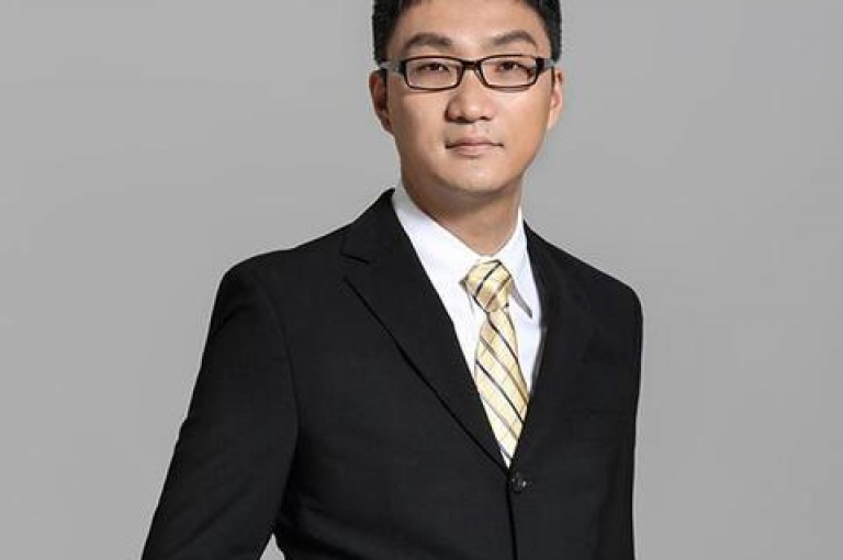 免费获取商品，通过拼多多砍价微信群，展现了社交与电商的创新融合。