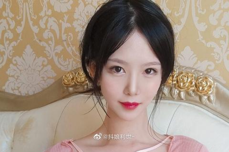 如何在抖音平台上为他人账户添加抖币。